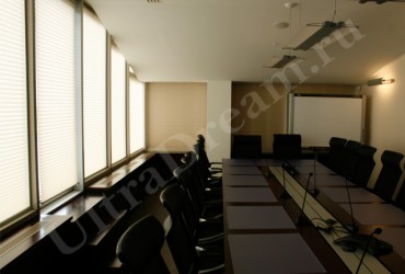 Двойные плиссе для конференц-зала - шторы по левой стороне