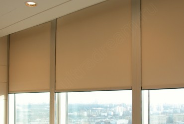 Электро рулонные шторы в два слоя - в полуоткрытом состоянии
