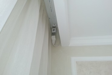 Раздвижные электрокарнизы Trietex в нише потолка