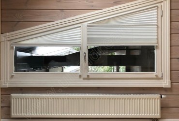 Плиссе скошенной формы на мансардном окне - приоткрытые шторы