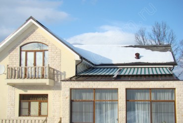 Оформление потолочных окон для зимнего сада с помощью маркизы - вид на дом