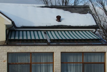 Оформление потолочных окон для зимнего сада с помощью маркизы - вид прямо на маркизы