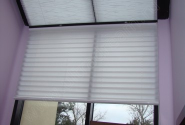 Преображение потолочных окон шторами плиссе - на потолке и обычном окне