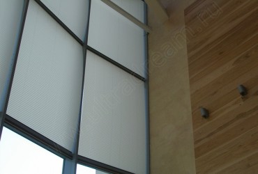Гостиничный холл со шторами плиссе - вид внутри