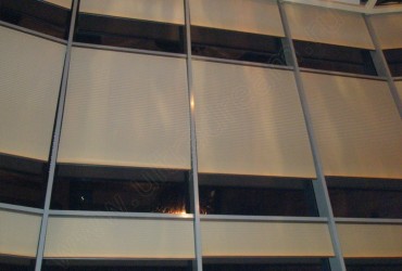 Гостиничный холл со шторами плиссе - в вечернее время