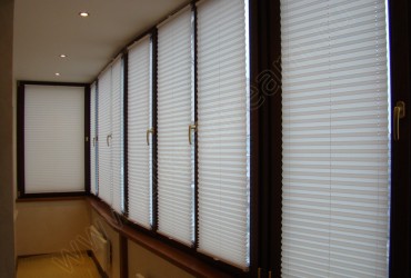 Шторы плиссе на деревянные окна - с подсветкой