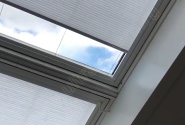 Плиссе с электроприводом на мансардных окнах - процесс закрывания штор