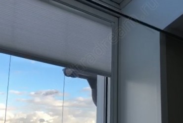 Плиссе с электроприводом на мансардных окнах - открывание нижней части окна