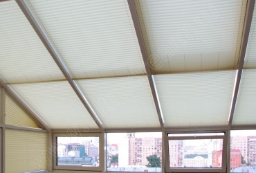 Зимний сад со шторами плиссе - вид на потолок