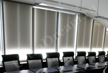 Двойные плиссе для конференц-зала - при закрытых шторах