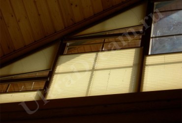 Оформление окон дома шторами плиссе - скошенной формы