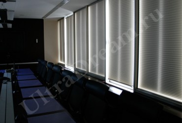 Двойные плиссе для конференц-зала - с закрытыми шторами
