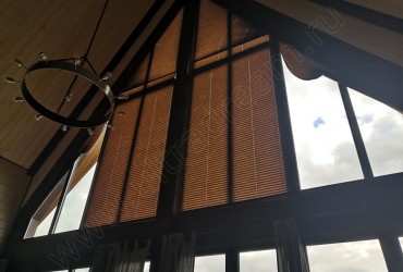 Плиссе со скосом для окон большого дома с открытыми боковыми шторами