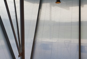 Оформление офиса шторами плиссе - скошенная часть окна