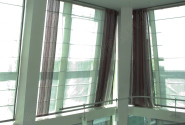 Современные римские шторы для больших окон - вид на все окна