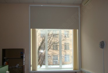 Плотные рулонные шторы в офис