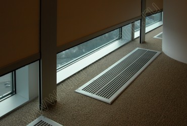 Электро рулонные шторы в два слоя - приоткрытый низ окна
