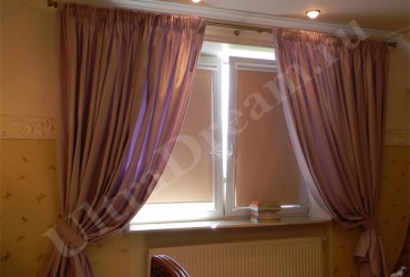 Окна в спальне с рулонными шторами