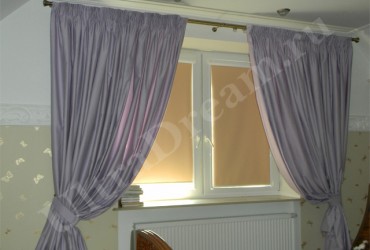 Окна в спальне с рулонными шторами и выключенным светом