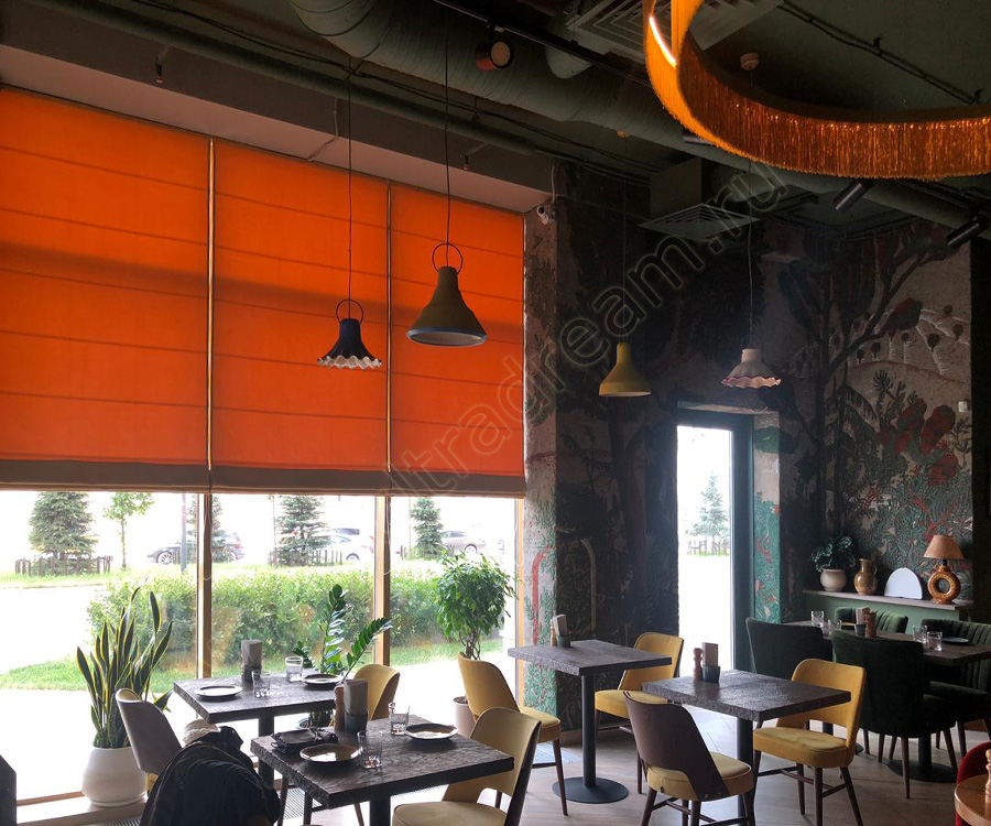 Римские шторы оранжевого цвета в кафе