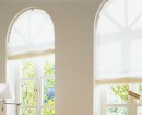 Окна со сложной формой можно отлично оформить римскими шторами, чтобы обеспечить комфорт
