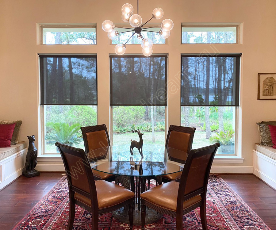 Для загородного дома в гостиной повесили полупрозрачные электро рулонные шторы коричневого цвета