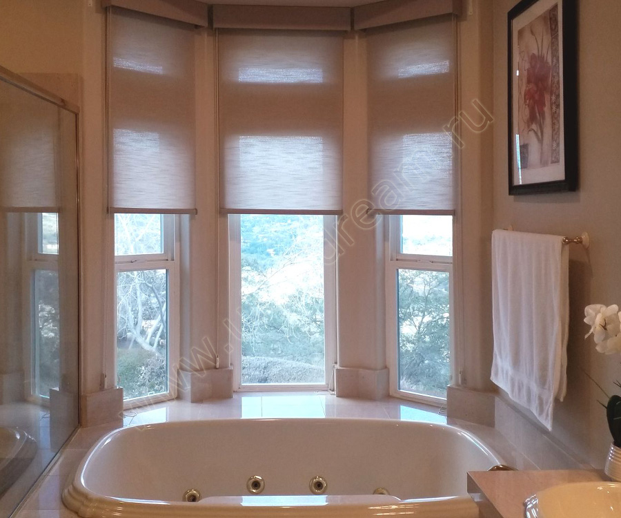 Для шикарной ванной комнаты установили светло-бежевые рулонные шторы мини-системы с декоративным коробом закрывающий вал ткани