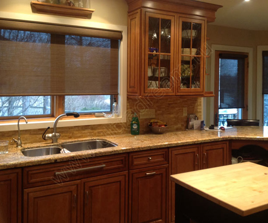 Кассетные рулонные шторы коричневого цвета установлены на кухне