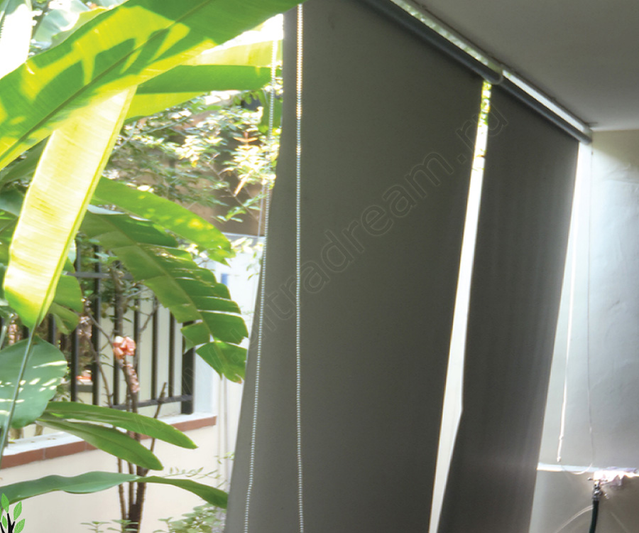 Стандартные рулонные шторы с плотной тканью создают защиту от солнца возле дома