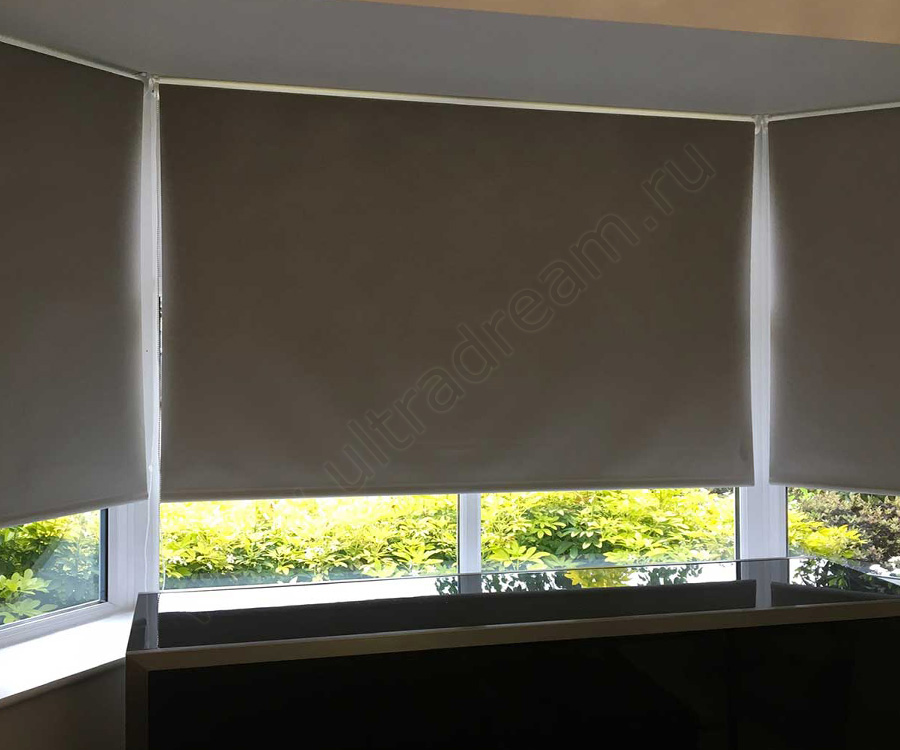Полностью закрыть окна от солнца помогут рулонные шторы с плотной тканью