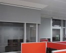 В офисном помещении закрыть окна от солнца помогут светонепроницаемые рулонные шторы