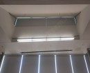 Укрыться от солнца в помещении помогут плотные рулонные шторы с дистанционным управлением