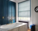 Полупрозрачная синяя рулонная штора с ромбическим рисунком в современной ванной комнате