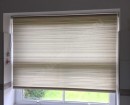 Светло коричневая рулонная штора с тканью в полоску по горизонтали