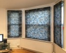 Мини рулонные шторы с тканью синего цвета с цветочным узором