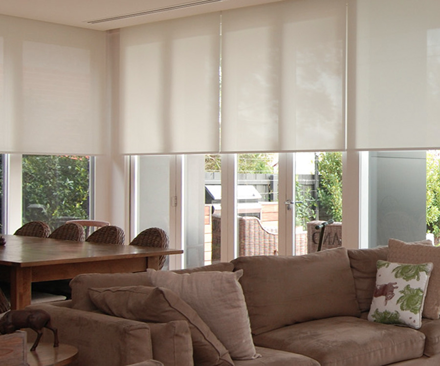 Светлые рулонные шторы на большие окна с наружной намоткой ткани