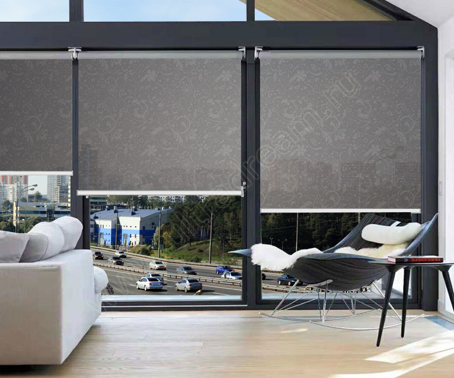Эффектные шторы с орнаментом являются отличным выбором для панорамных окон