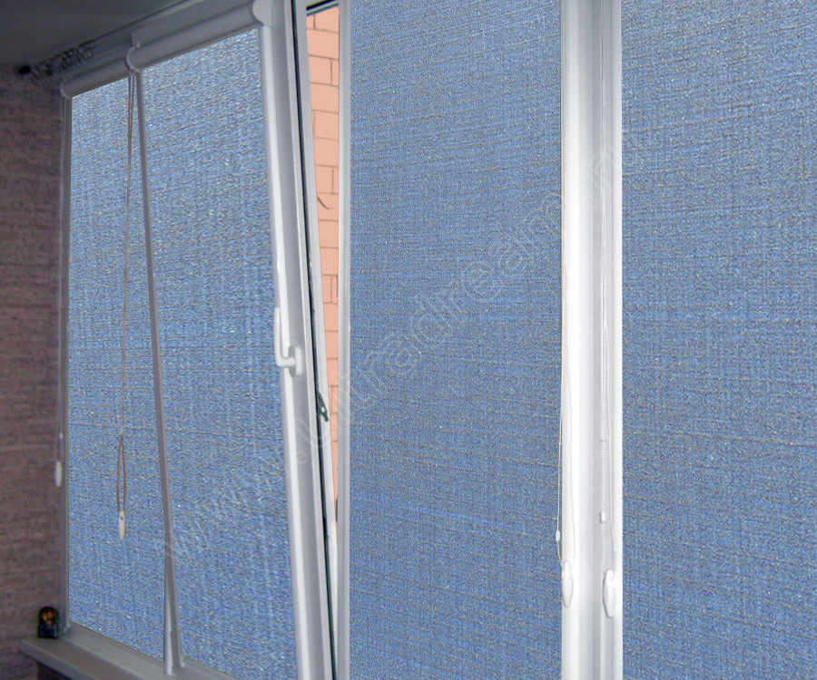 Рулонные шторы системы Уни установлены на створки пластиковых окон