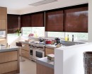 На кухне с большими окнами рулонные шторы помогут создать комфорт