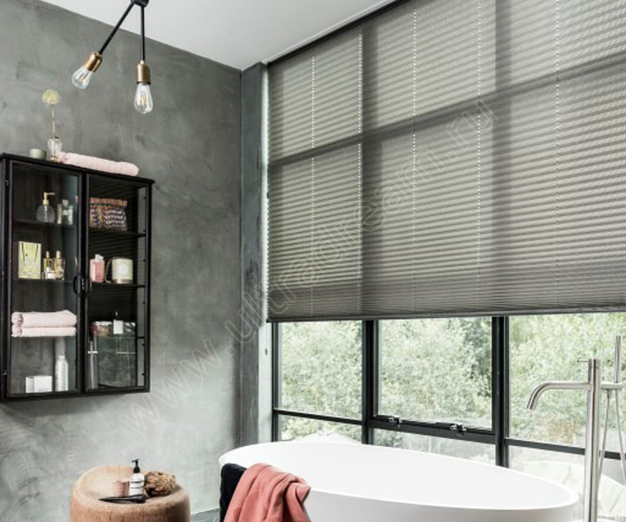 Панорамные окна в ванной комнате закрывают шторы плиссе серого цвета