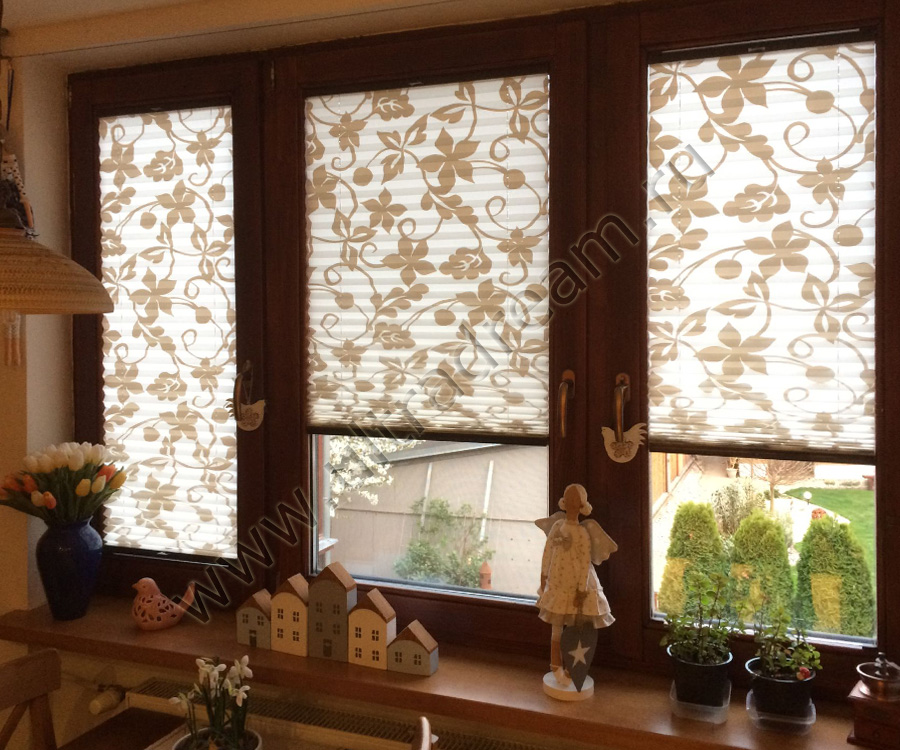 Белые плиссе с рисунком в виде цветочков установленные на створки окна