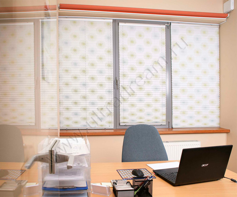 Во время работы в кабинете комфорт и удобство создадут шторы плиссе с электроприводом