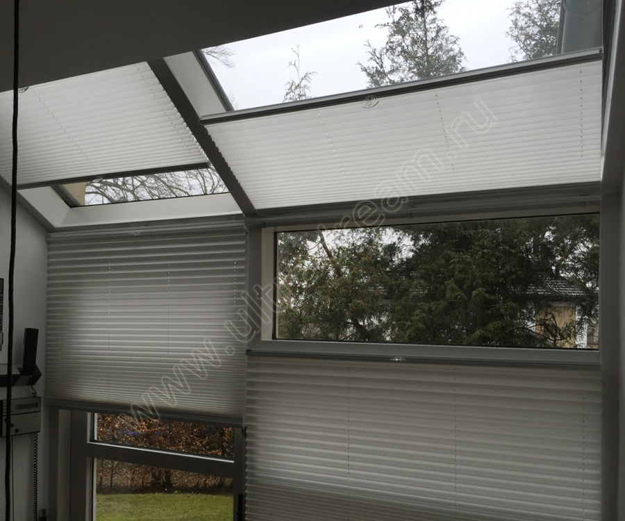 Натяжные шторы плиссе могут регулироваться создавая необходимый поток света внутрь