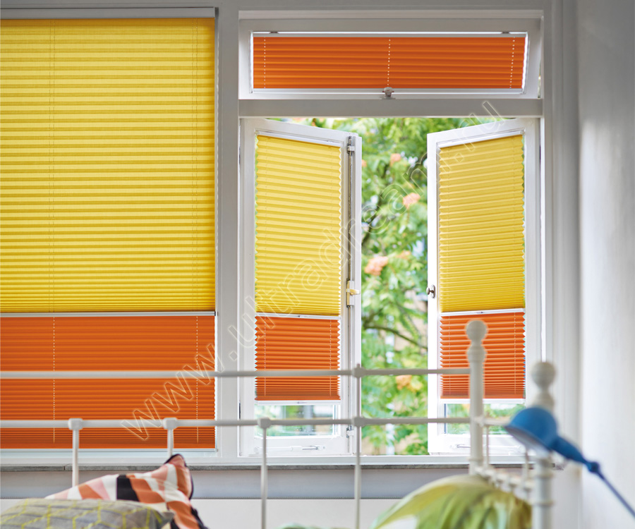 В детской комнате установлены шторы плиссе в сочетании желтого и оранжевого цвета