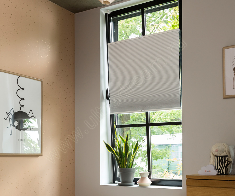 Мансардные шторы установлены на створку окна, фиксация по высоте