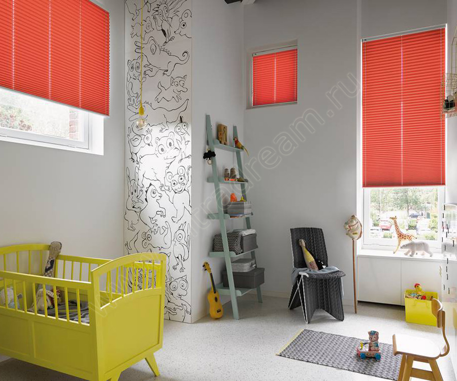 В детской комнате установлены шторы плиссе красноватого оттенка, для простоты управления используется электропривод