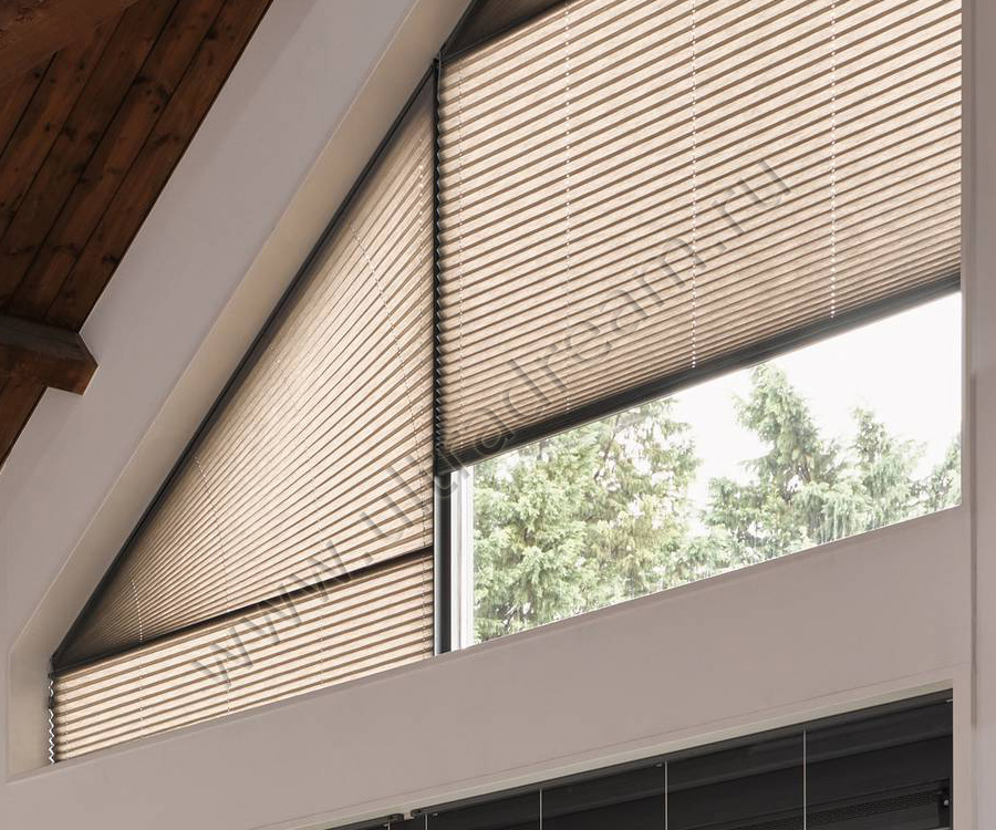 Сложное окна на мансарде помогут декорировать сложные по форме шторы плиссе