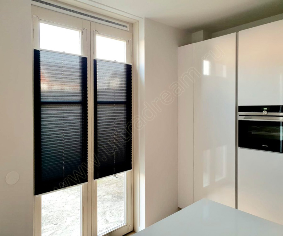 Черные полупрозрачные шторы плиссе натяжного типа на остекленных дверях