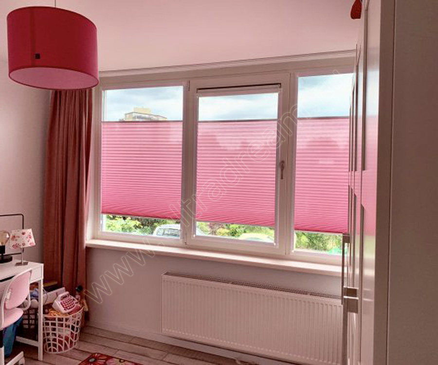 Зафиксировать шторы плиссе в среднем положении помогают шторы натяжного типа
