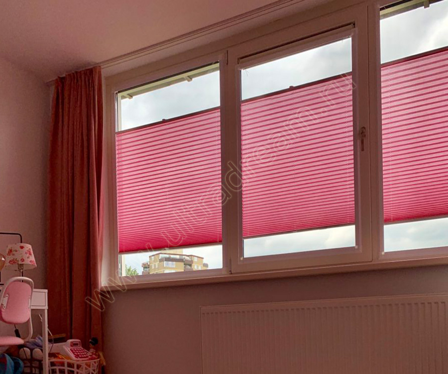 Розоватые шторы плиссе натяжного типа отличное решение для пластиковых окон 